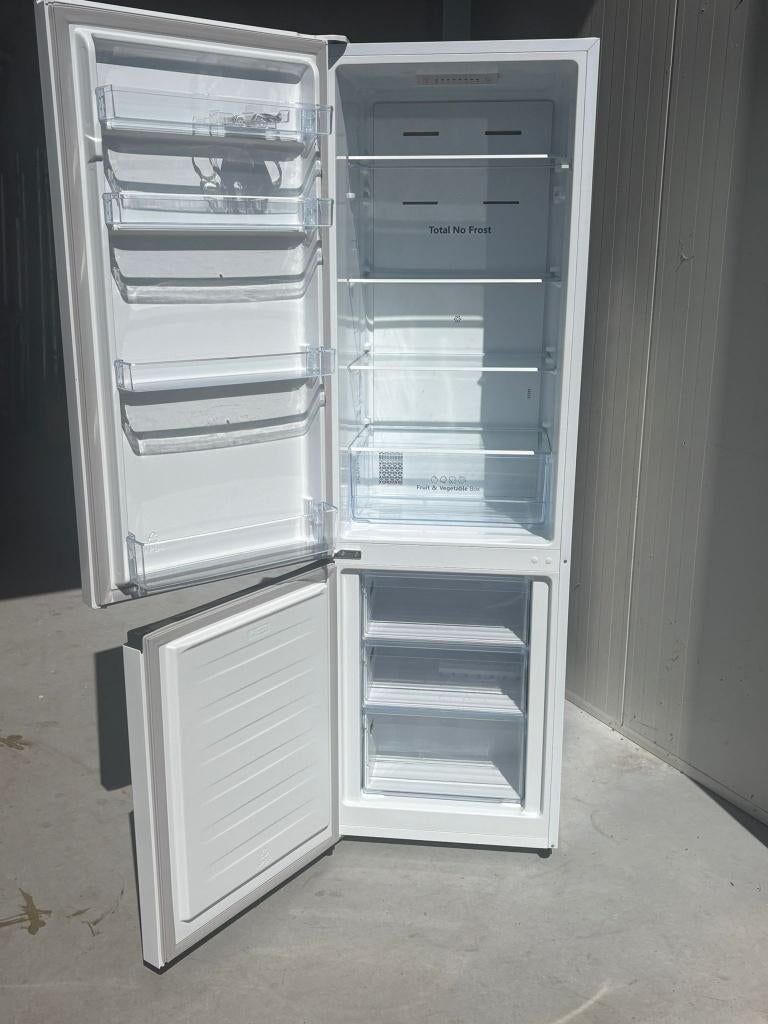 Hisense RB329N4AWE Koelkast – Ruim, Stil & Energiezuinig, Gebruikt, 200 liter of meer, Met aparte vriezer, Energieklasse A of zuiniger