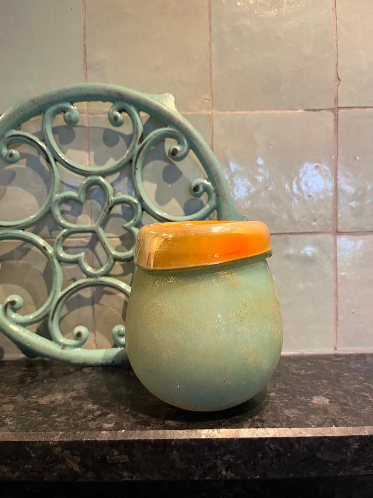 Mooi klein parelmoer vaasje., Aardewerk of Porselein, Ophalen of Verzenden, Zo goed als nieuw, Minder dan 50 cm