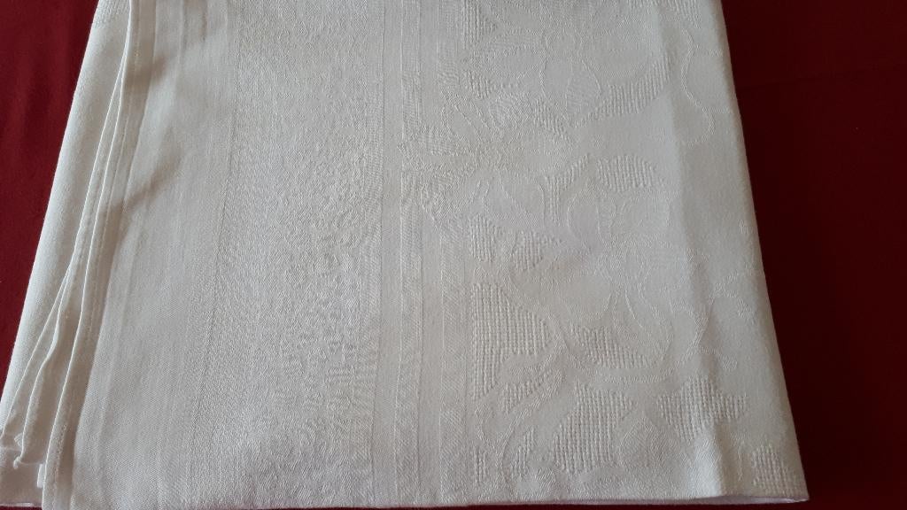 Een mooi wit damast tafellaken / kleed 140 x 125, Ophalen of Verzenden, Zo goed als nieuw, Rechthoek, Binnen