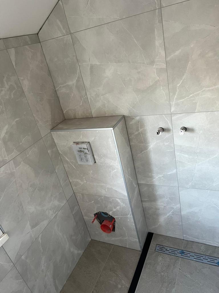 Tegelzetter toilet brtegeld vanaf 375€ + lijm , ook SPOED, Ophalen of Verzenden, Zo goed als nieuw