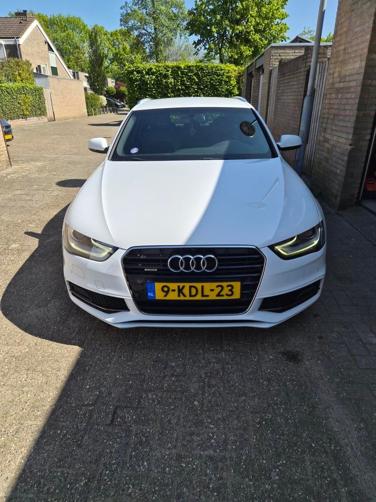 Audi - A4 Avant
2.0 TFSI quattro S Edition 155KW 2013 Wit, Auto's, Audi, Zwart, 4 cilinders, 1984 cc, Wit