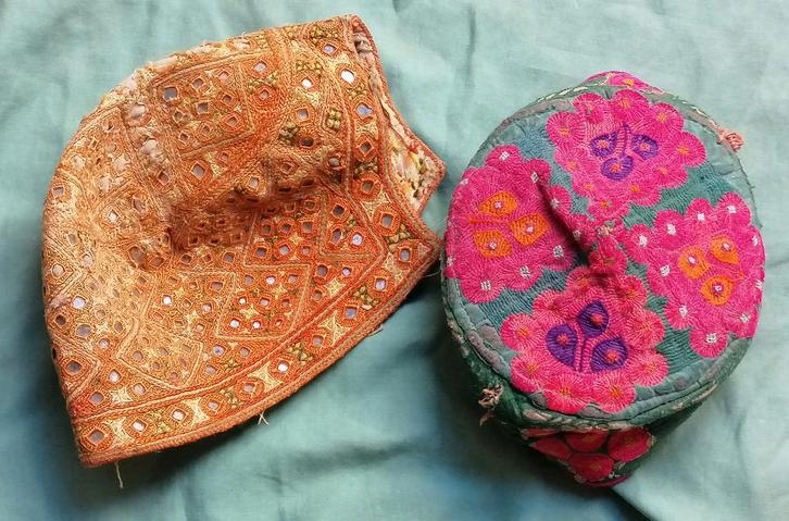 2 hoedjes Pakistan of omstreken, Antiek en Kunst, Kunst | Niet-Westerse kunst, Ophalen of Verzenden