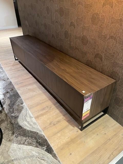 Tv meubel Benjamin - 240b x 45d x 58h cm - Noten, Huis en Inrichting, Kasten | Televisiemeubels, Ophalen, Kunststof, Zo goed als nieuw