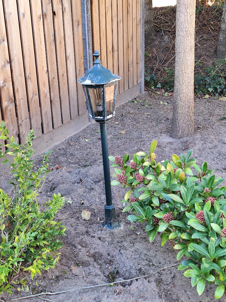 Even schuren en spuiten: 5 Tuinlantaarns (4 staan en 1 hang), Ophalen, Gebruikt, Staande lamp, Netvoeding