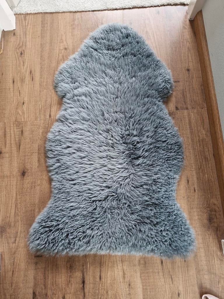 IKEA SKOLD Vloerkleedje Grijs Schapenvacht Look, 50 tot 100 cm, Zo goed als nieuw, Scandinavisch, Modern, Cozy, 50 tot 100 cm