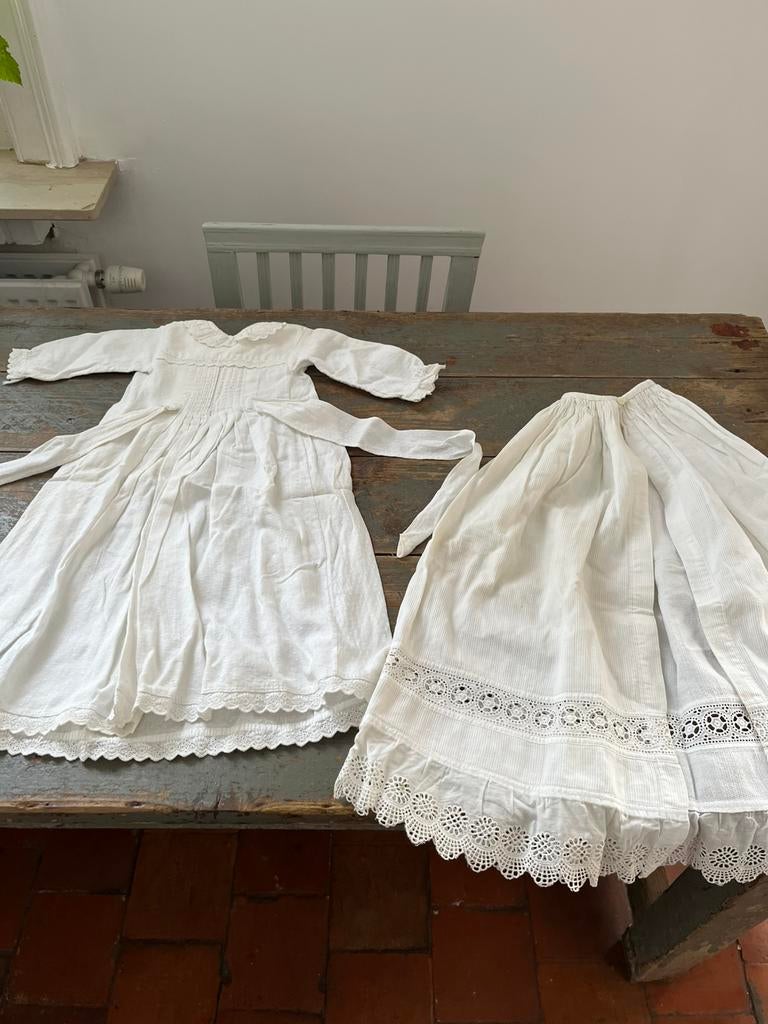 ANTIEK DOOPKLEED MET ONDERROK WIT KANT, Antiek en Kunst, Antiek | Kleding en Accessoires, Ophalen of Verzenden
