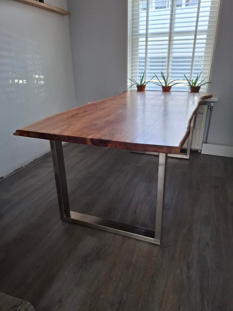 Robuuste houten boomstamtafel met stalen poten, Huis en Inrichting, Tafels | Eettafels, Ophalen