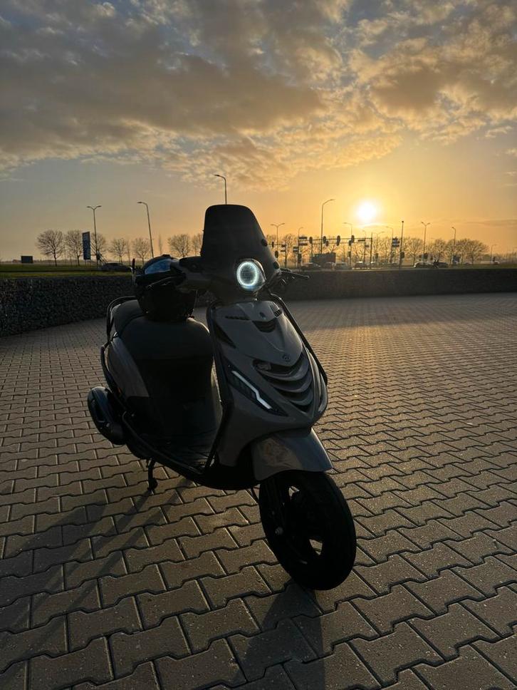 Piaggio Zip SP 2020 IGET Euro 5 - FULLY CUSTOM – 3.700 KM, Fietsen en Brommers, Scooters | Piaggio, Zo goed als nieuw, Zip, Maximaal 45 km/u