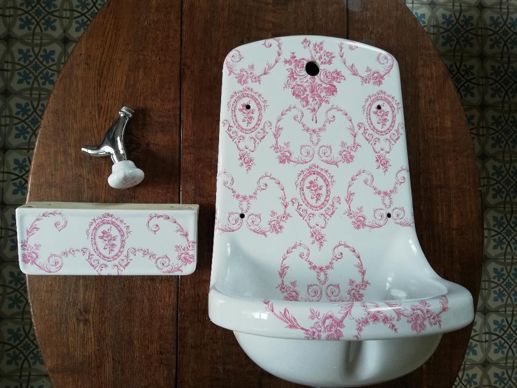 Bijzondere hal fontein met hoge rug, kraan en planchet, Antiek en Kunst, Ophalen