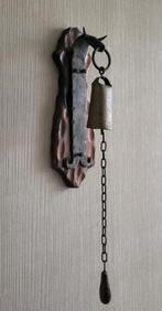 Oude ijzeren deurbel op bruine houten wandplaat, Ophalen of Verzenden