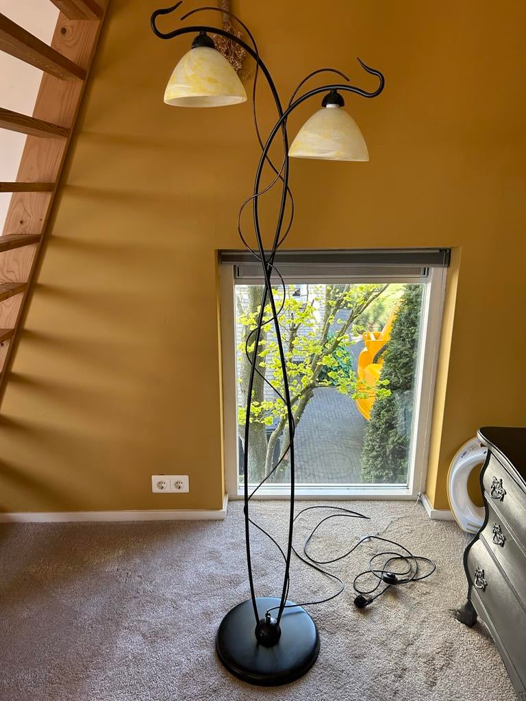 Elegante vloerlamp met twee glazen kappen, Ophalen, Zo goed als nieuw, Metaal, 150 tot 200 cm