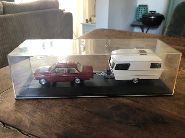 1:43 Volvo 142 + Caravan Atlas - Cararama, Hobby en Vrije tijd, Modelauto's | 1:43, Ophalen of Verzenden, Zo goed als nieuw, Auto