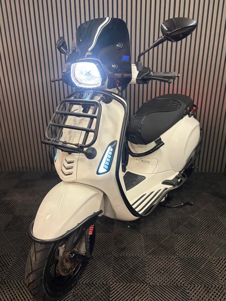 VESPA SPRINT 4T 2V BROM 2017 FULL OPTION GLANS WIT, Fietsen en Brommers, Scooters | Vespa, Maximaal 45 km/u, Vespa S, Ophalen of Verzenden