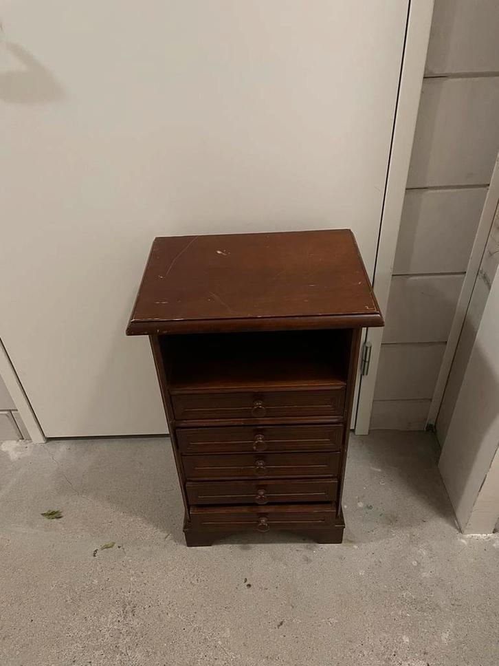 Bijzetkastje deels massief hout (waarschijnlijk mahonie), Huis en Inrichting, Slaapkamer | Nachtkastjes, Gebruikt, 55 tot 70 cm