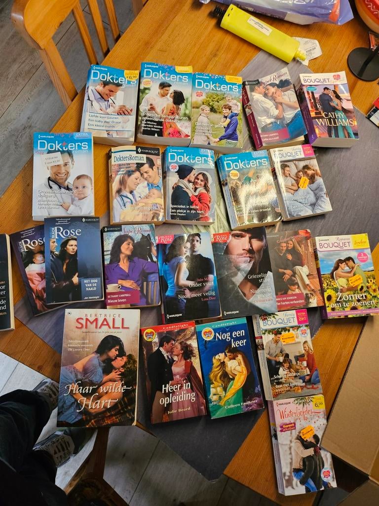 40 ;Allerlei harlequinromans; black rose/dokters etc., Ophalen, Gelezen