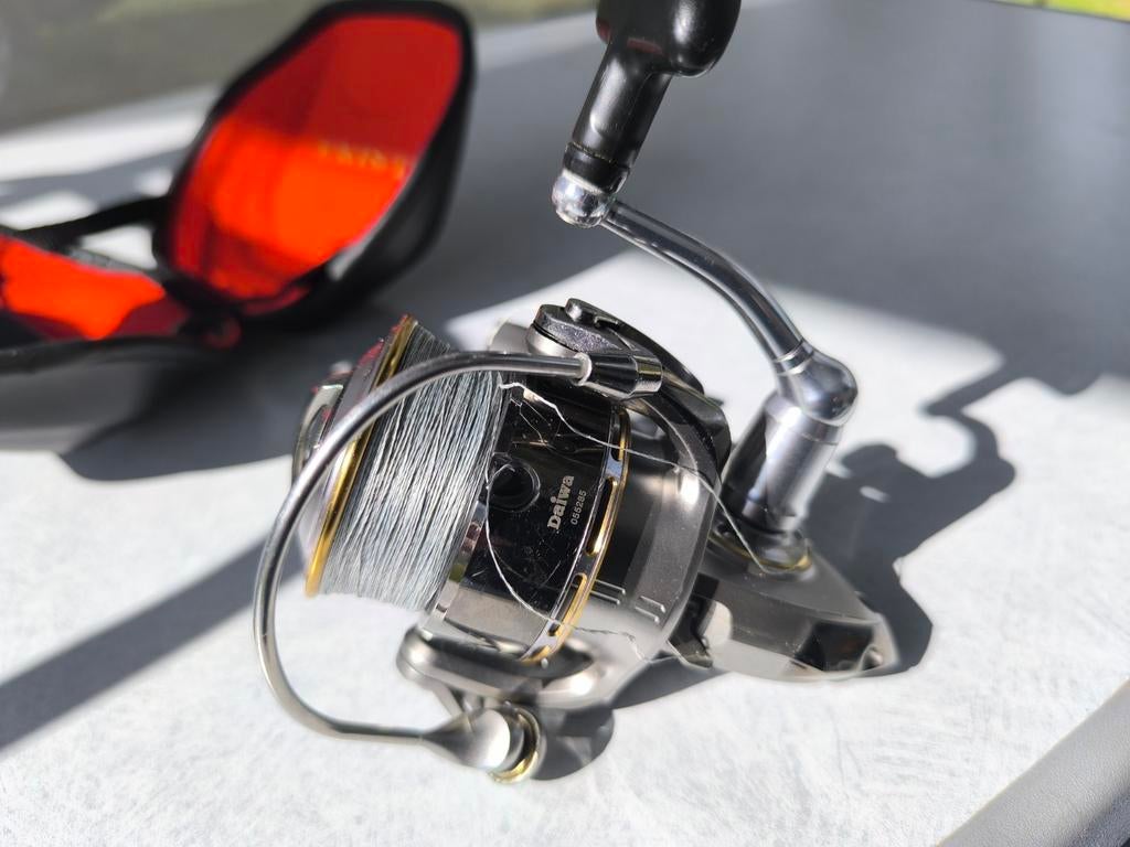 Daiwa EXIST 3012 molen met 0,10mm gevlochten lijn, Ophalen of Verzenden, Zo goed als nieuw, Molen