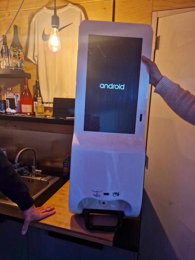 Partij Digitale Desinfectie Kiosk, Ophalen