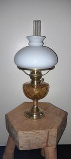 Antieke olielamp met glazen kap en messing voet, Antiek en Kunst, Ophalen of Verzenden