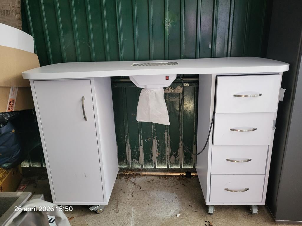 Nagelsalon tafel, Ophalen