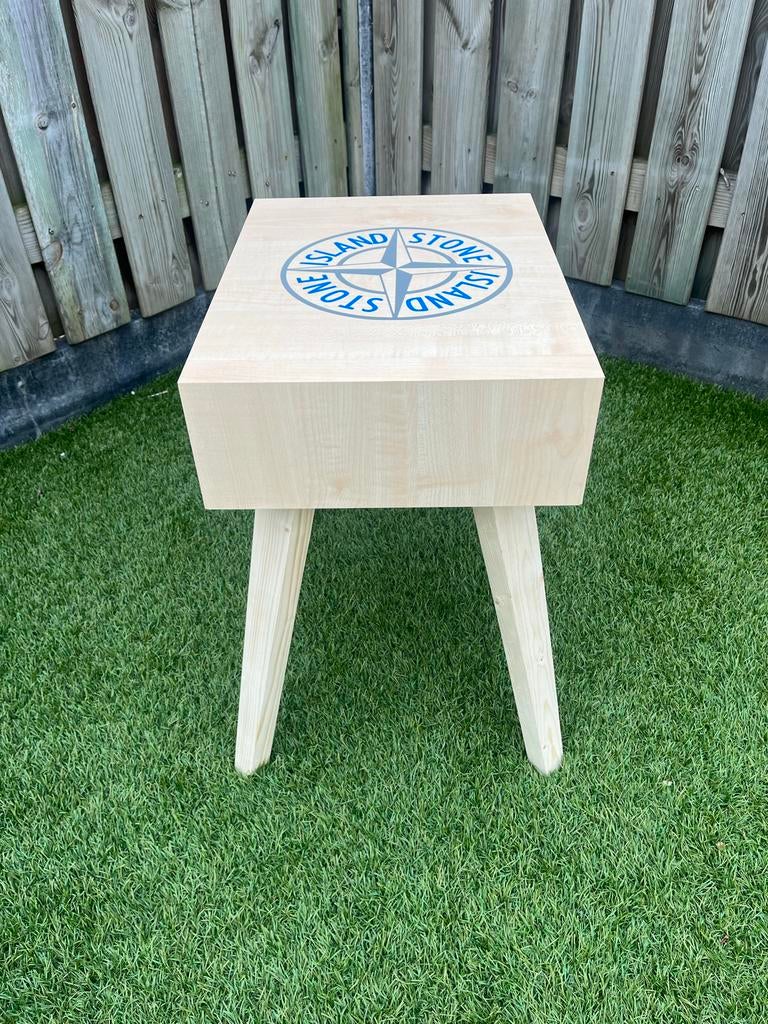 Nachtkastje/bijzettafel met Stone Island logo, Huis en Inrichting, Minder dan 55 cm, Vierkant, Nieuw, Moderne stijl.