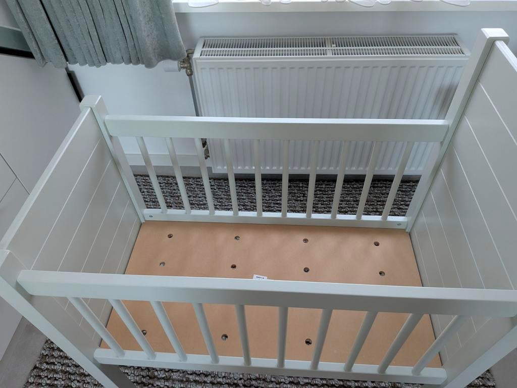 Wit houten kinderbedje / wieg, Kinderen en Baby's, Babywiegjes en Ledikanten, Zo goed als nieuw, Wieg, Ophalen