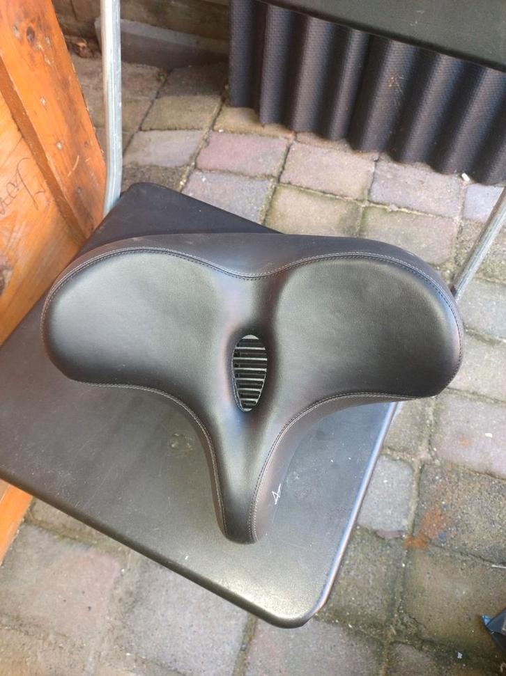 Comfortabel fietszadel met vering - Zo goed als nieuw, Fietsen en Brommers, Fietsonderdelen, Zo goed als nieuw, Algemeen, Zadel