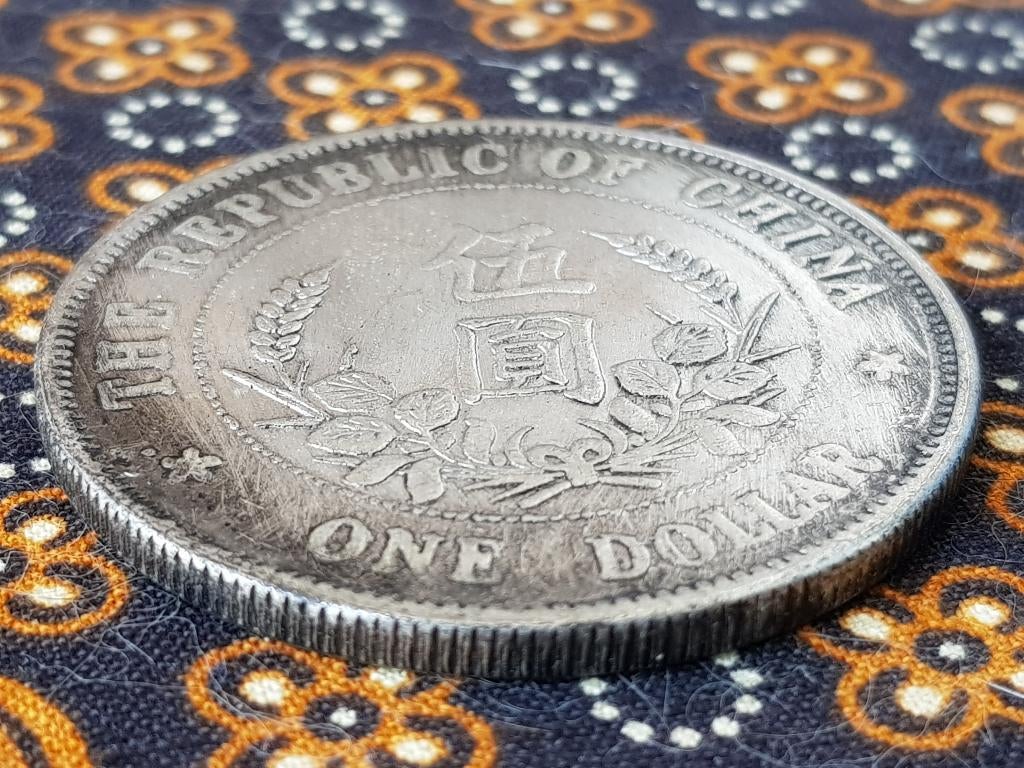Mooie oude Chinese One Dollar munt met een portret 4,4 cm., Antiek en Kunst, Ophalen of Verzenden