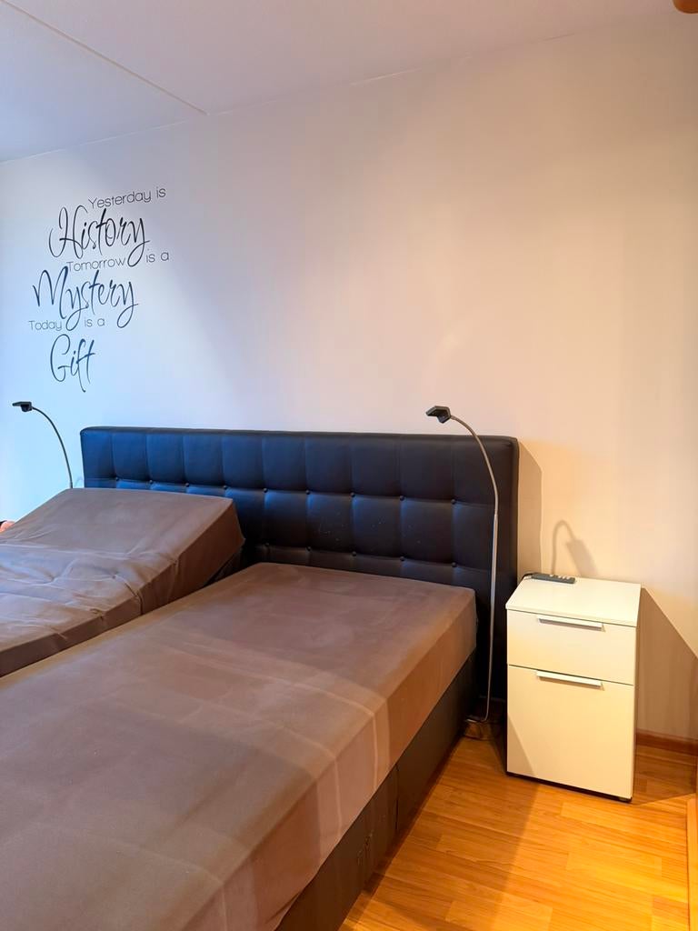 MOET WEG! Auping Elektrische Boxspring 200x200 Zwart Leer, Ophalen, Zo goed als nieuw, Tweepersoons