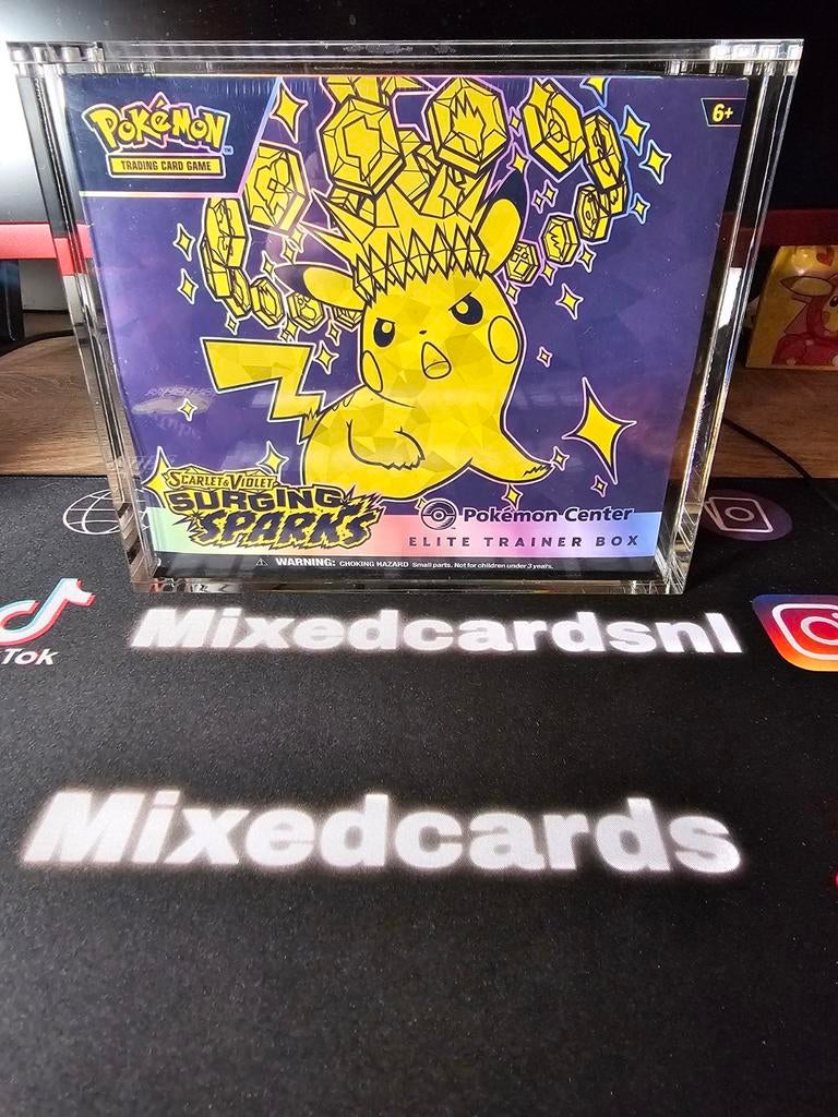 Pokémon Center Elite Trainer Box Surging Sparks, Hobby en Vrije tijd, Verzamelkaartspellen | Pokémon, Ophalen of Verzenden, Nieuw
