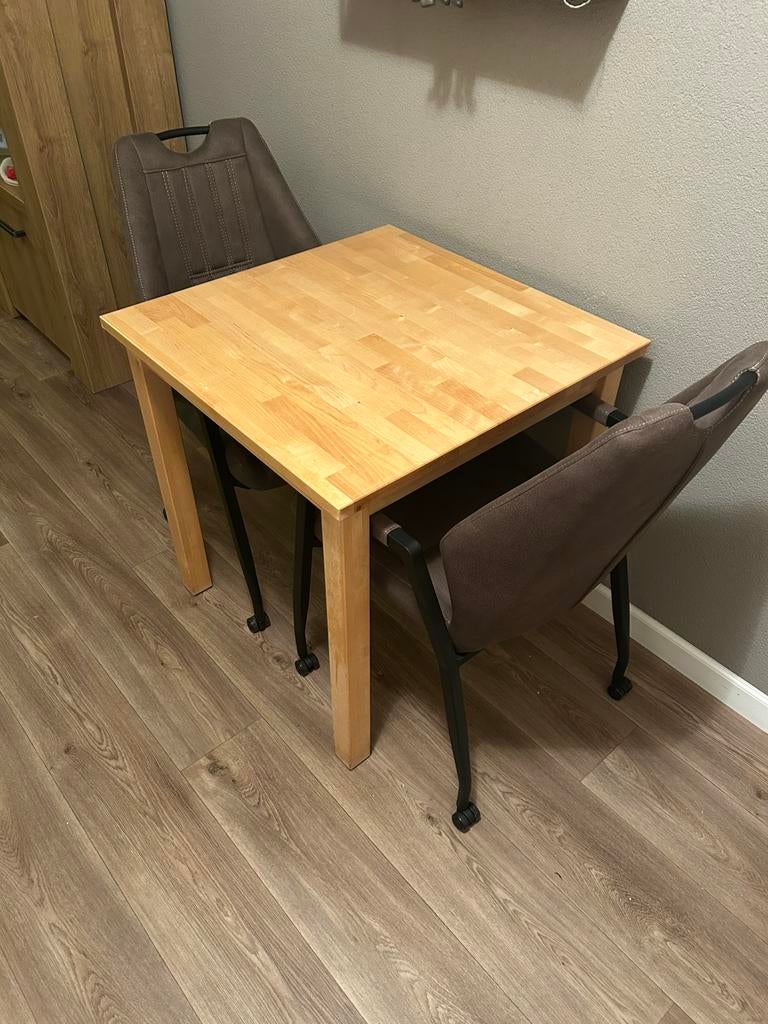 Houte tafel met 2 moderne stoelen, Ophalen, Zo goed als nieuw, Minder dan 4 stoelen