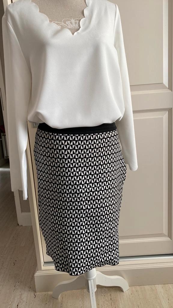 Rok zwart wit maat L Merk Enjoy, Kleding | Dames, Rokken, Zo goed als nieuw, Maat 42/44 (L), Zwart, Knielengte, Ophalen of Verzenden