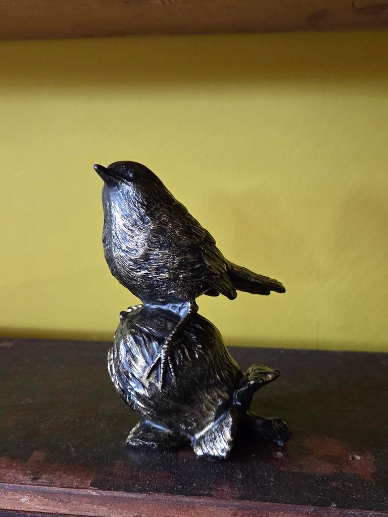 Zwart met goud vogeltje op nootje - vogelbeeldje, Ophalen of Verzenden, Zo goed als nieuw, Dier