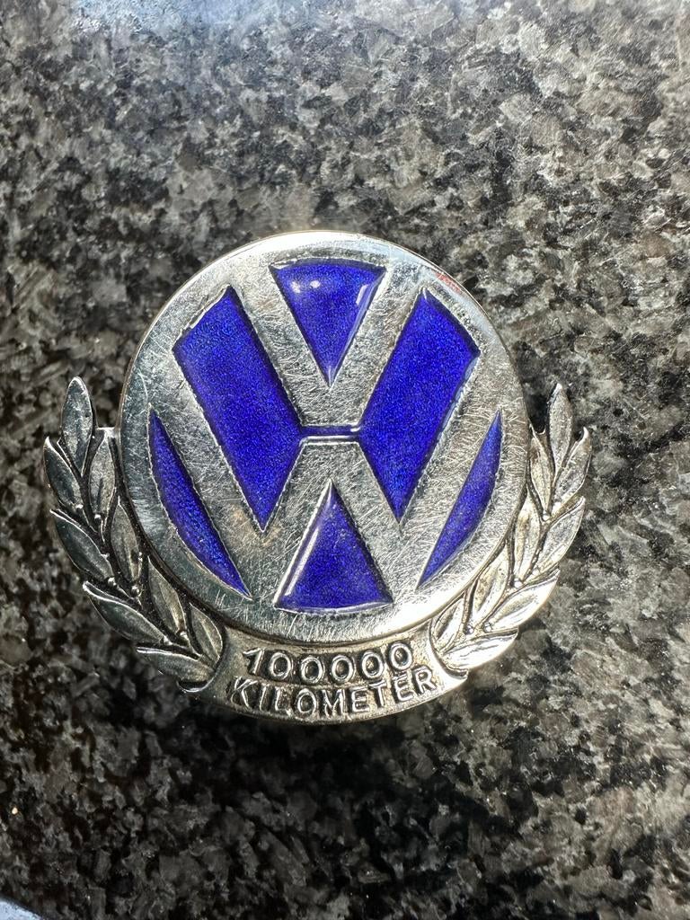 VW badge 100000 kilometer, Ophalen of Verzenden, Gebruikt