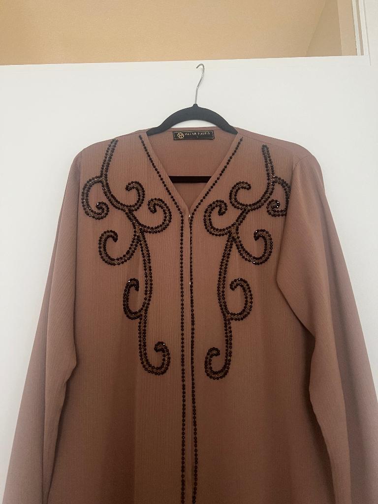 Abaya, Kleding | Dames, Jurken, Zo goed als nieuw, Maat 42/44 (L), Bruin, Onder de knie, Ophalen of Verzenden