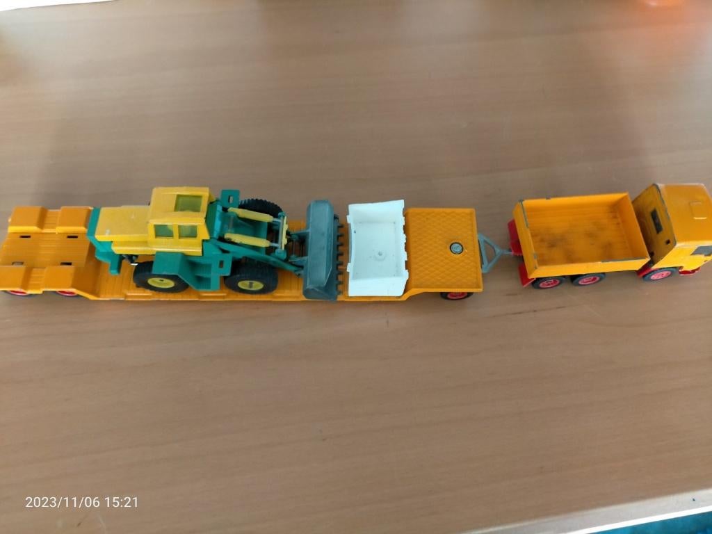 Siku volvo oplegger met shovel, Hobby en Vrije tijd, Modelauto's | Overige schalen, Ophalen of Verzenden, Gebruikt, Auto