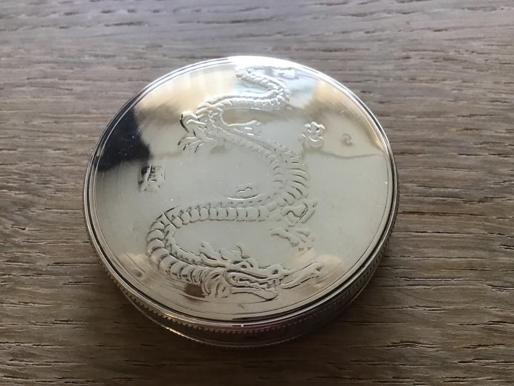 Verzilverd pillendoosje met draken motief, Ophalen of Verzenden, Zilver