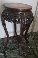Handgesneden oosters bijzettafeltje met marmeren blad, Huis en Inrichting, Tafels | Bijzettafels, Ophalen, Minder dan 55 cm, Gebruikt