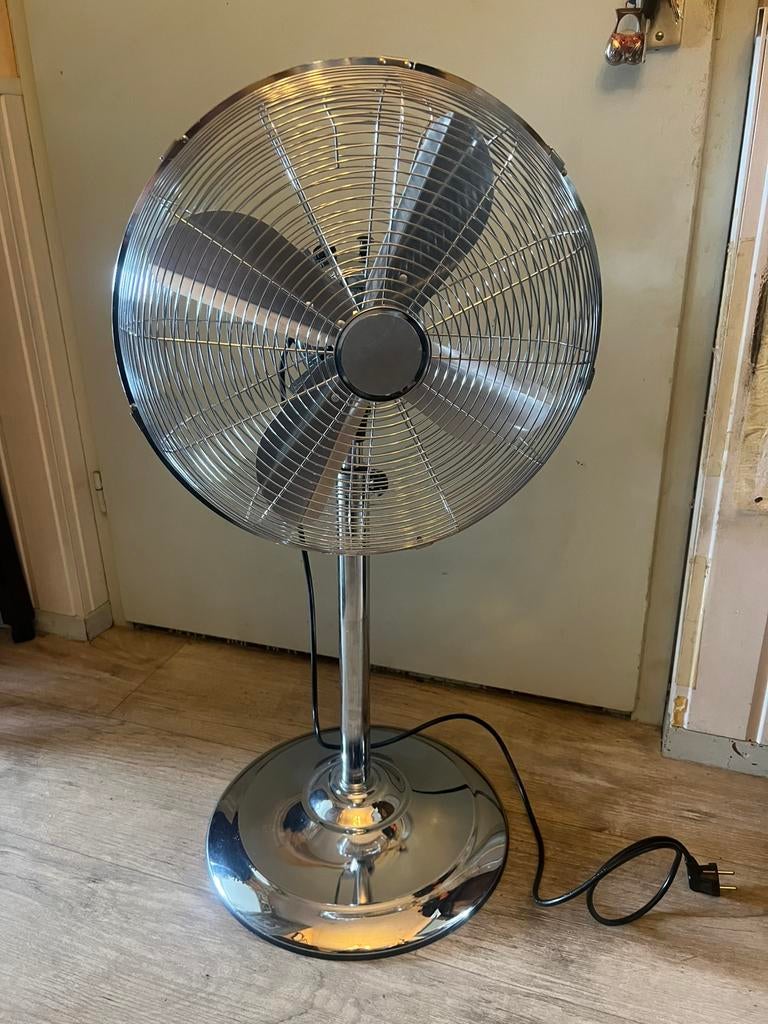Handson Statief Ventilator Chroom, Witgoed en Apparatuur, Ventilatoren, Ophalen of Verzenden, Zo goed als nieuw, Statiefventilator