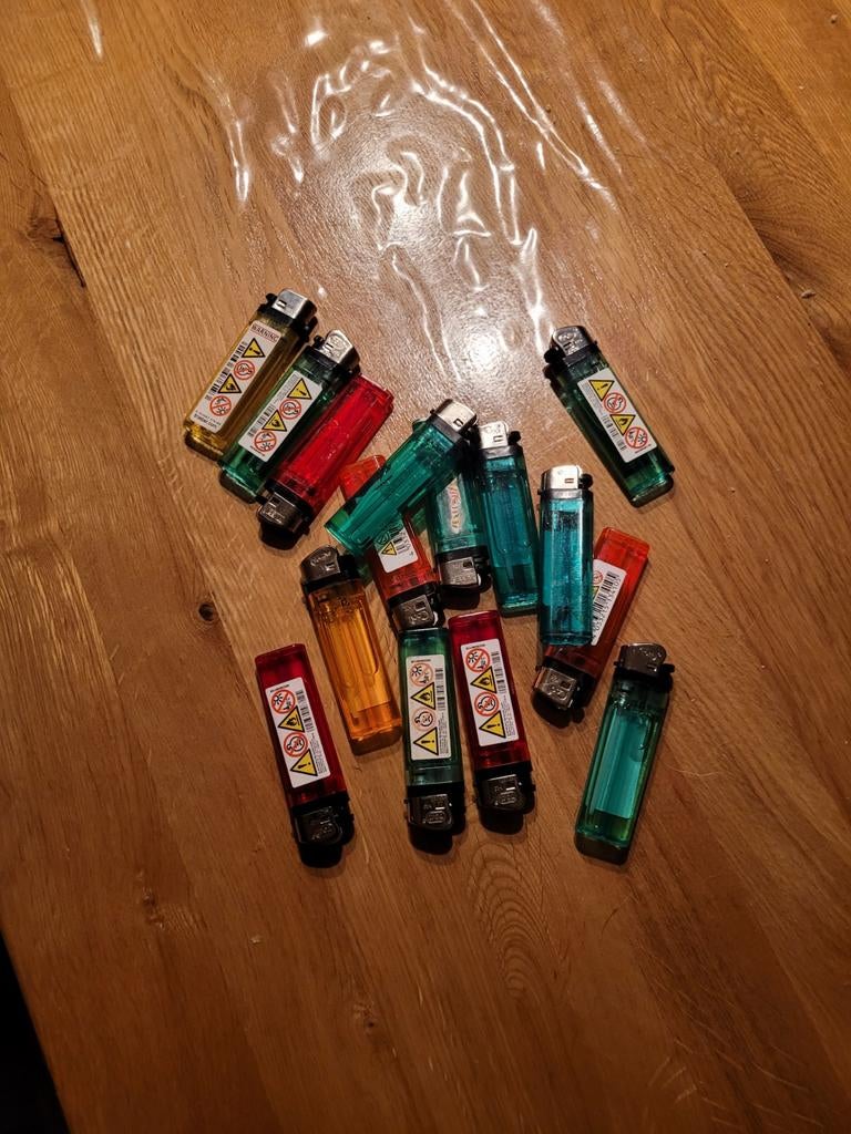 10 wegwerp aanstekers in diverse kleuren, Ophalen of Verzenden