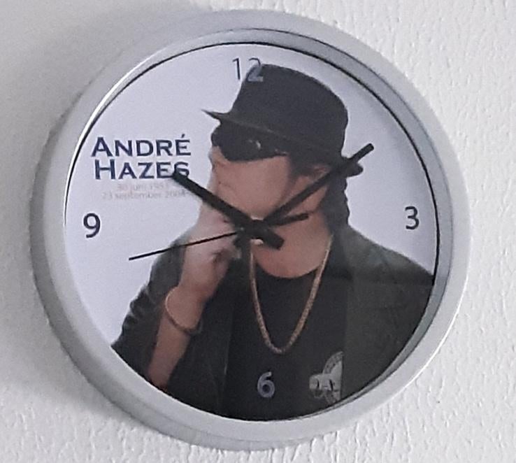 Leuke klok: Andre Hazes Sr. Grijze rand. +- 19 cm. + wekker, Ophalen of Verzenden, Zo goed als nieuw, Levenslied of Smartlap