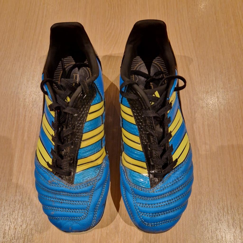 Adidas voetbalschoenen blauw geel, Sport en Fitness, Voetbal, Maat XS of kleiner, Ophalen of Verzenden, Gebruikt, Schoenen