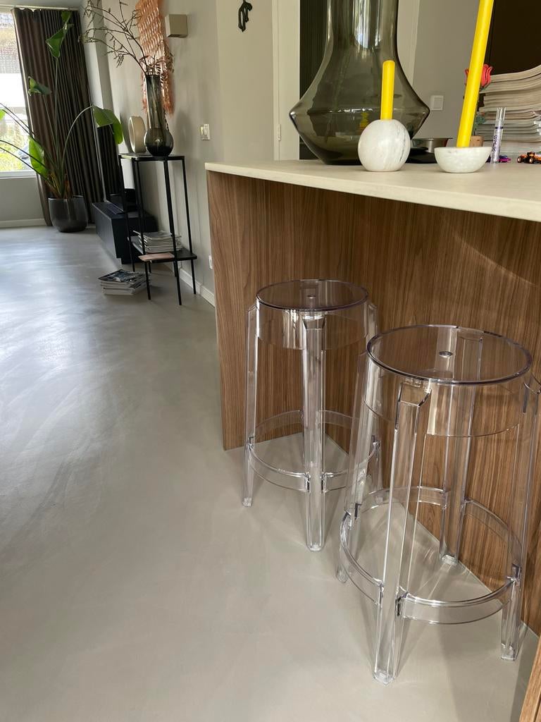 Twee Kartell Charles Ghost barkrukken kristal, Huis en Inrichting, Barkrukken, 2 krukken, Ophalen, Zo goed als nieuw, 60 tot 90 cm