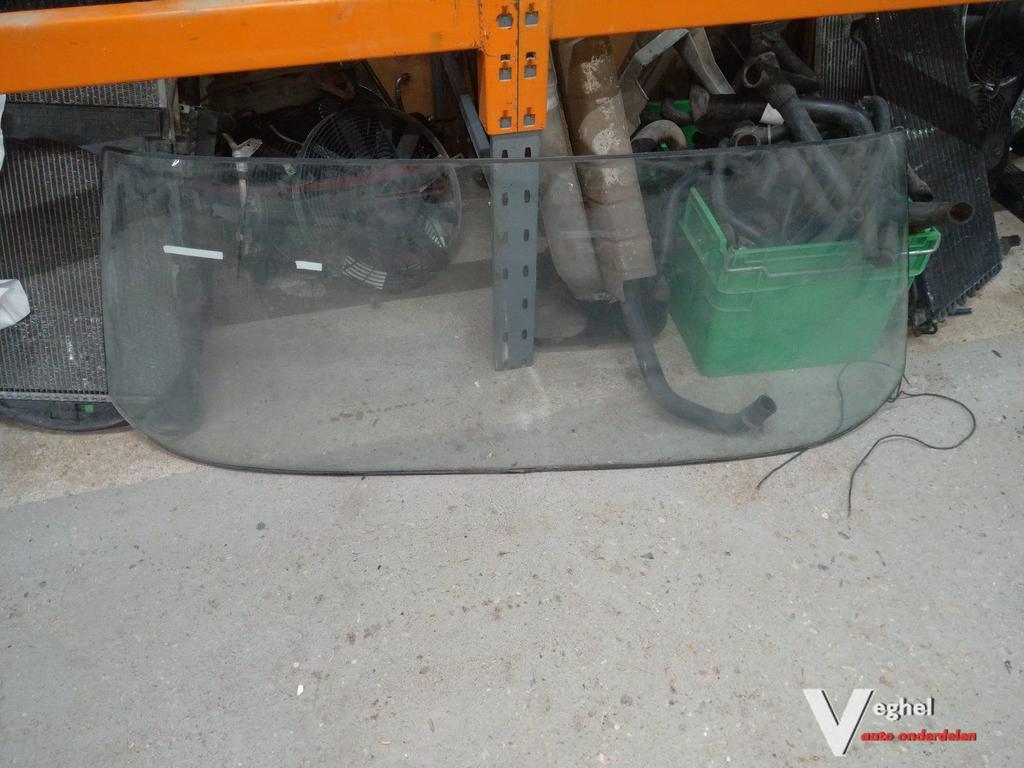 Mercedes w108 achter raam