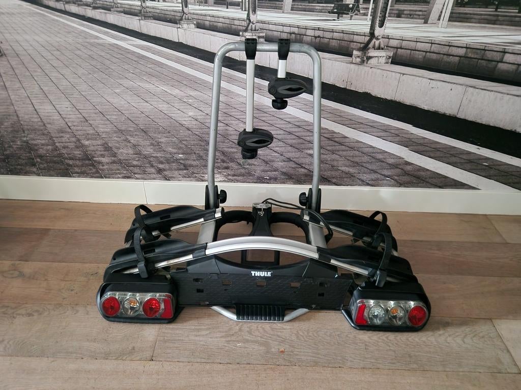 Thule EuroWay 921 Kantelbare drager met 13 Polige stekker, Ophalen, Brede banden, Zo goed als nieuw, 2 fietsen