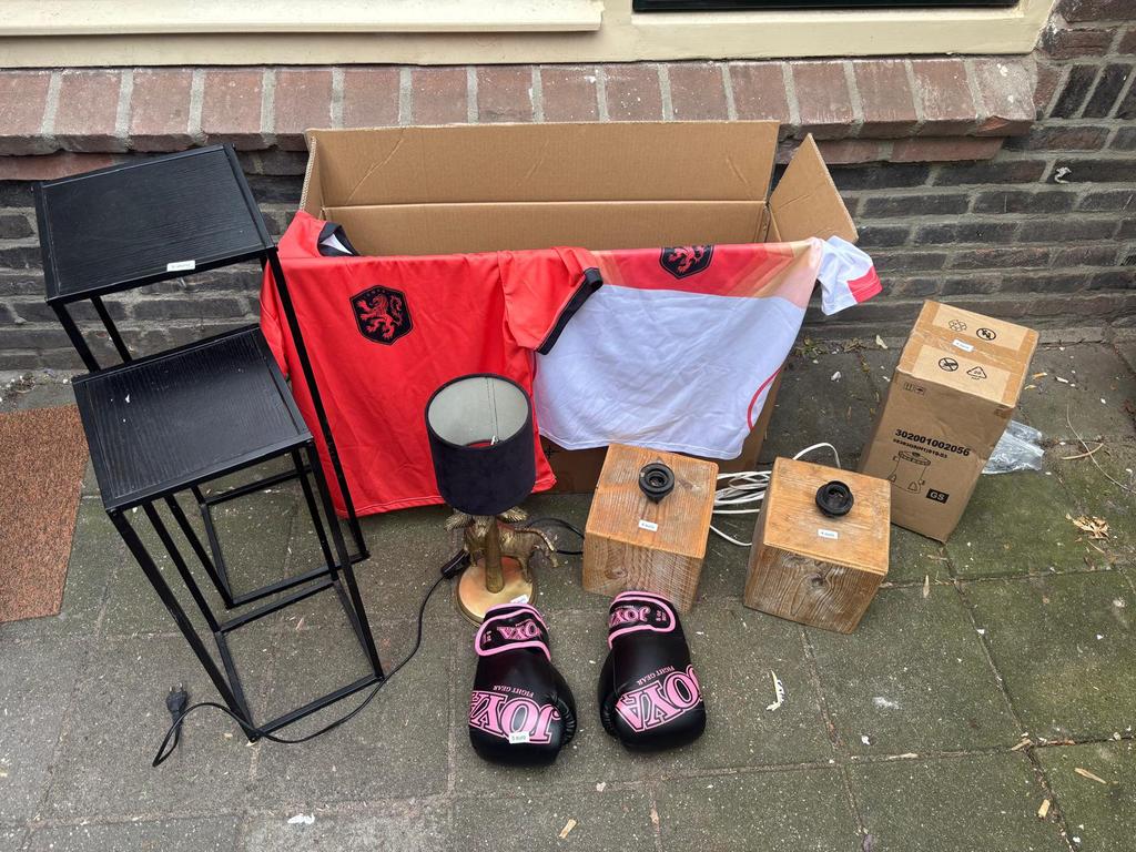 Diverse artikelen: Oranje shirts, lampen, bokshandschoenen, Ophalen of Verzenden, Gebruikt
