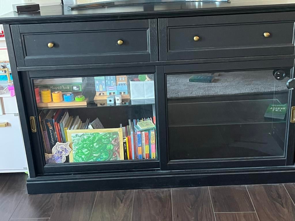 Ikea Hemnes Dressoir Zwart met Glazen Schuifdeuren, Huis en Inrichting, Kasten | Dressoirs, Ophalen, Gebruikt, 100 tot 150 cm