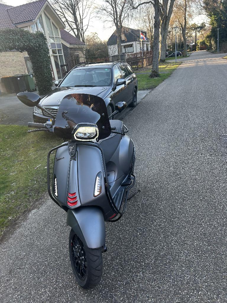 vespa sprint 2022 mat grijs, Fietsen en Brommers, Scooters | Vespa, Ophalen, Overige modellen, Maximaal 45 km/u, Zo goed als nieuw