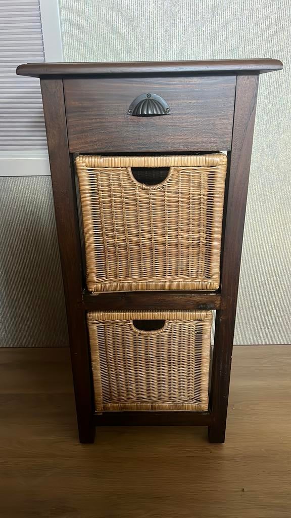 Mooie mahoniehouten kast met twee rieten manden, Minder dan 50 cm, 1 of 2 laden, Koloniaal, Ophalen of Verzenden