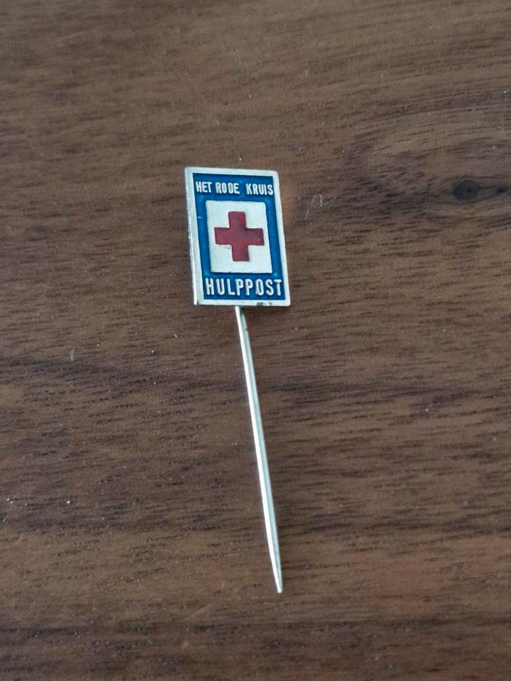 460 Vintage Het Rode Kruis Hulppost Speldje, Verzamelen, Speldjes, Pins en Buttons, Ophalen of Verzenden