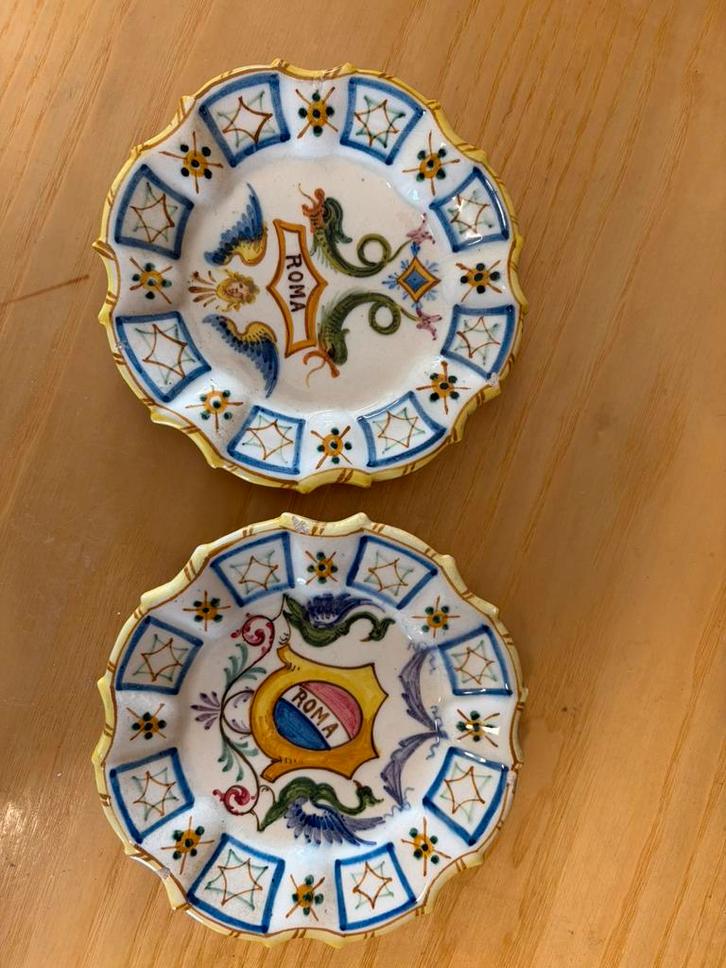 2 Antieke Deruta Majolica Bordjes - "ROMA" - Ø 15 cm, Antiek en Kunst, Antiek | Wandborden en Tegels, Ophalen of Verzenden